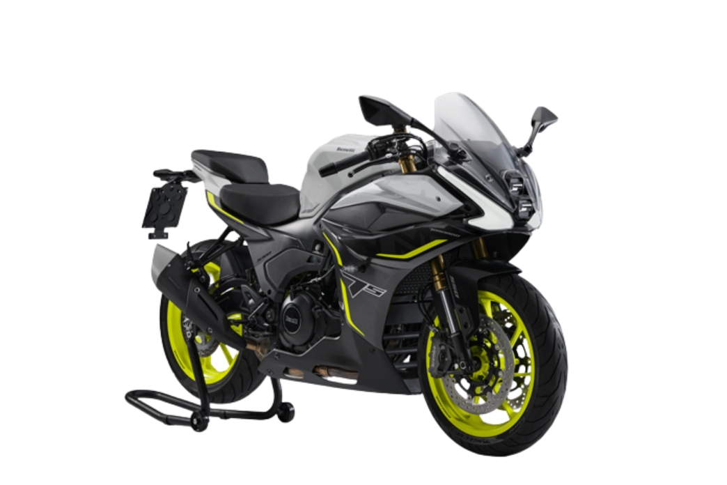 Benelli Tornado 550 Harmaa ja musta moottoripyörä, jossa keltainen korostus, tuulilasi ja etuvalot valkoisella taustalla.