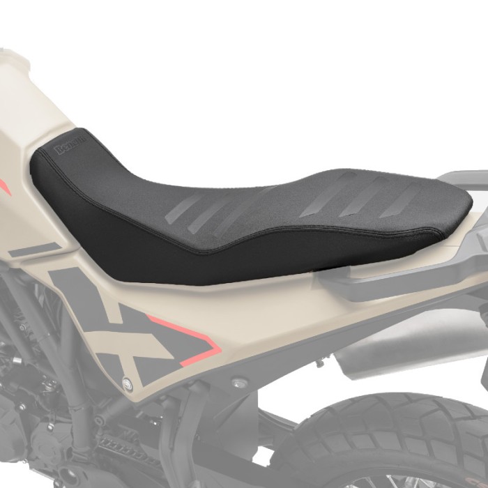 Musta Benelli BKX 300 / 125 moottoripyörän madallettu istuin, näkyy sivuprofiili ja kuvioitu istuinosa.