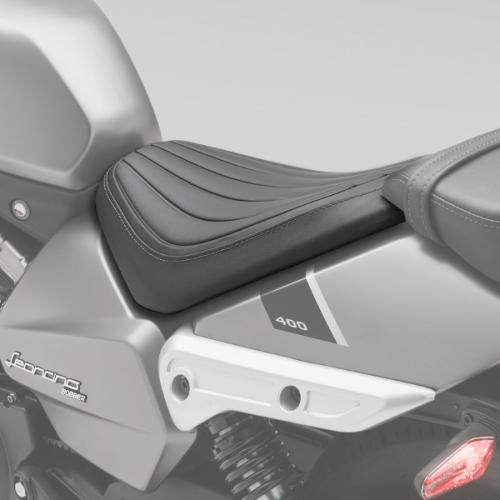 Alkuperäinen Benelli Comfort Geeli-istuin moottoripyörä satulan ja takarungon yksityiskohta, jossa näkyy 400-tarra ja metallinen runko.