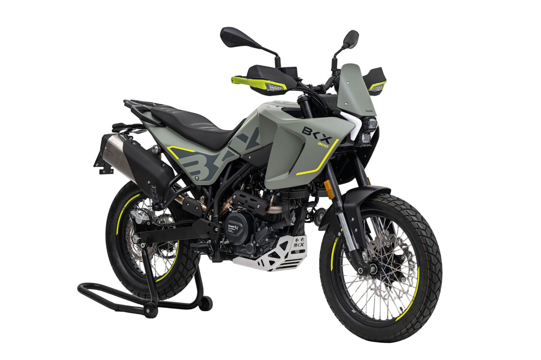 Benelli BKX 300 harmaa moottoripyörä, jossa on tuulilasi, ajovalot ja musta sivulaukku, studioasennossa.