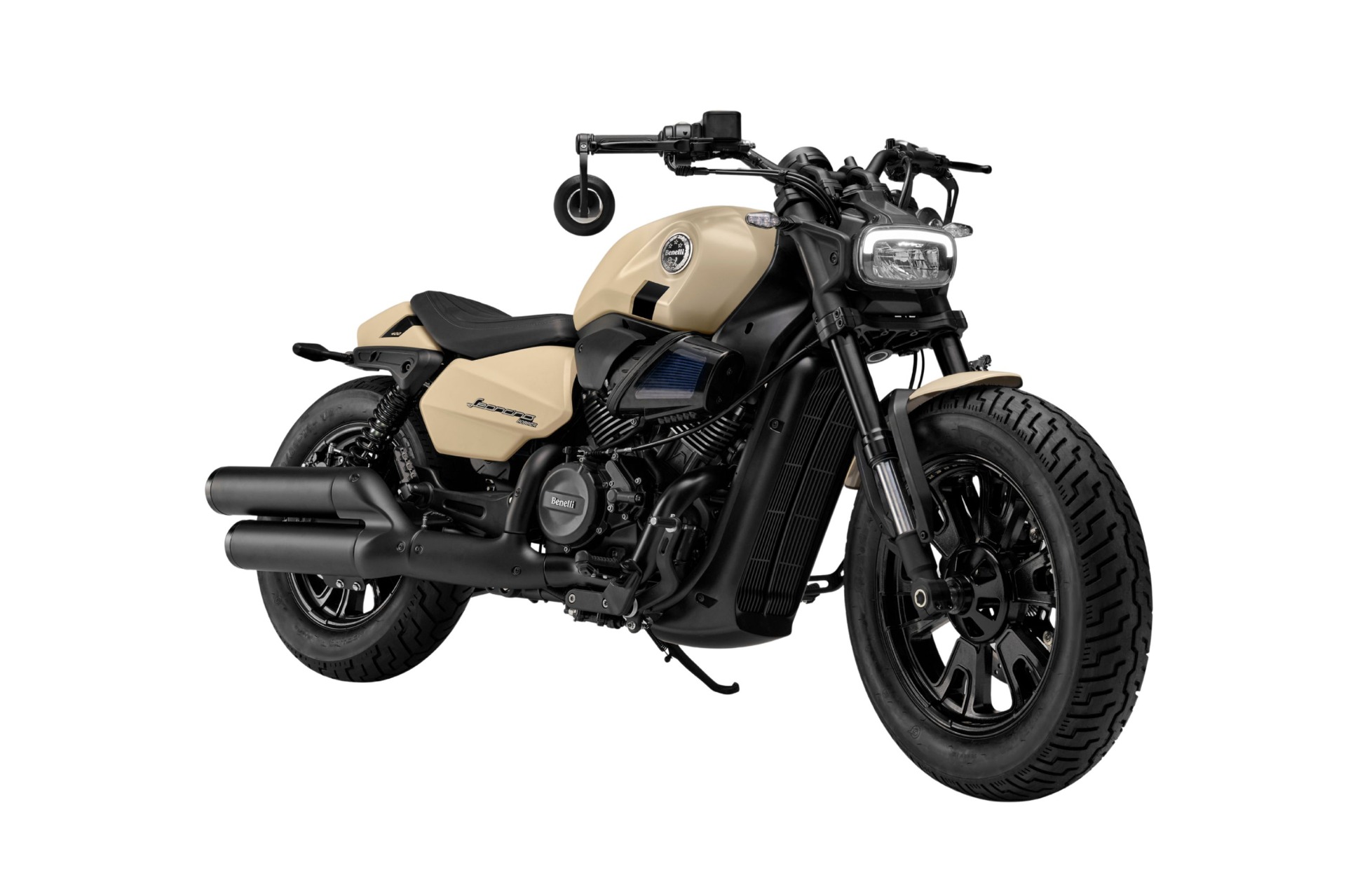 Benelli Leoncino Bobber 400 Deset Tan beige moottoripyörä edestä sivukulmasta, mustat renkaat ja kromattu ajovalo erottuvat valkoisella taustalla.
