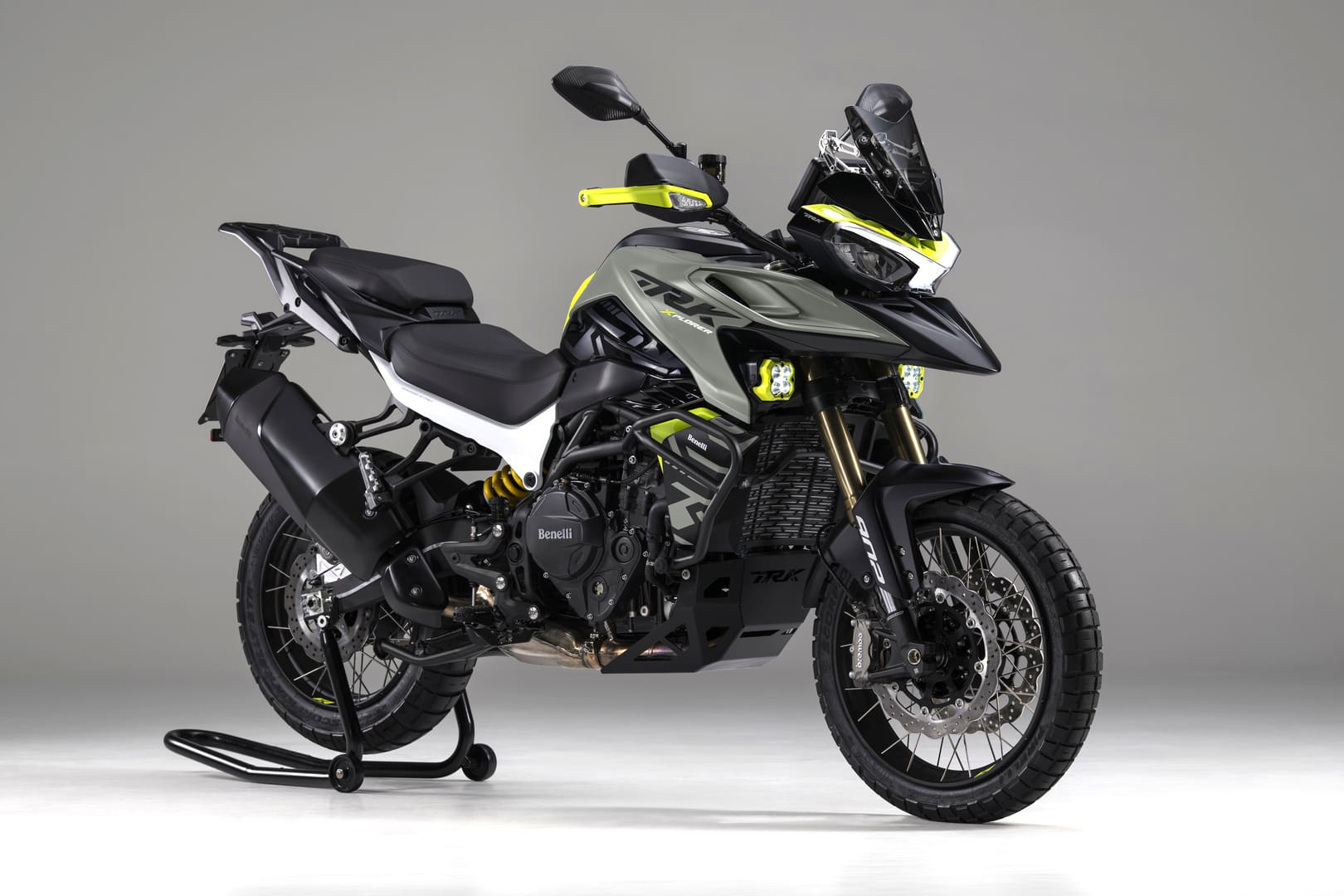 Musta ja harmaa Benelli TRK 902 Xplorer-moottoripyörä, neonvihreillä tehosteilla, kuvattuna studiotaustaa vasten.