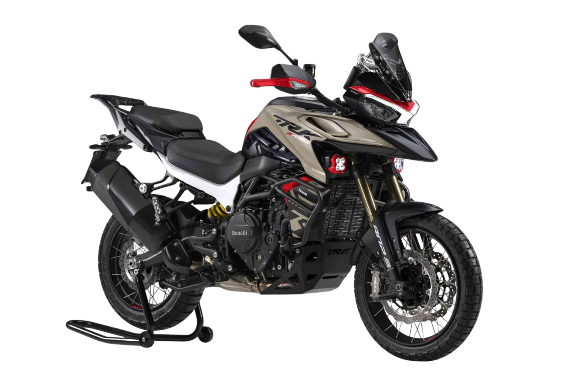 Beige ja musta Benelli TRK 902 Xplorer-moottoripyörä, jossa punaiset yksityiskohdat, tuulilasi ja sivulaukut valkoisella taustalla.