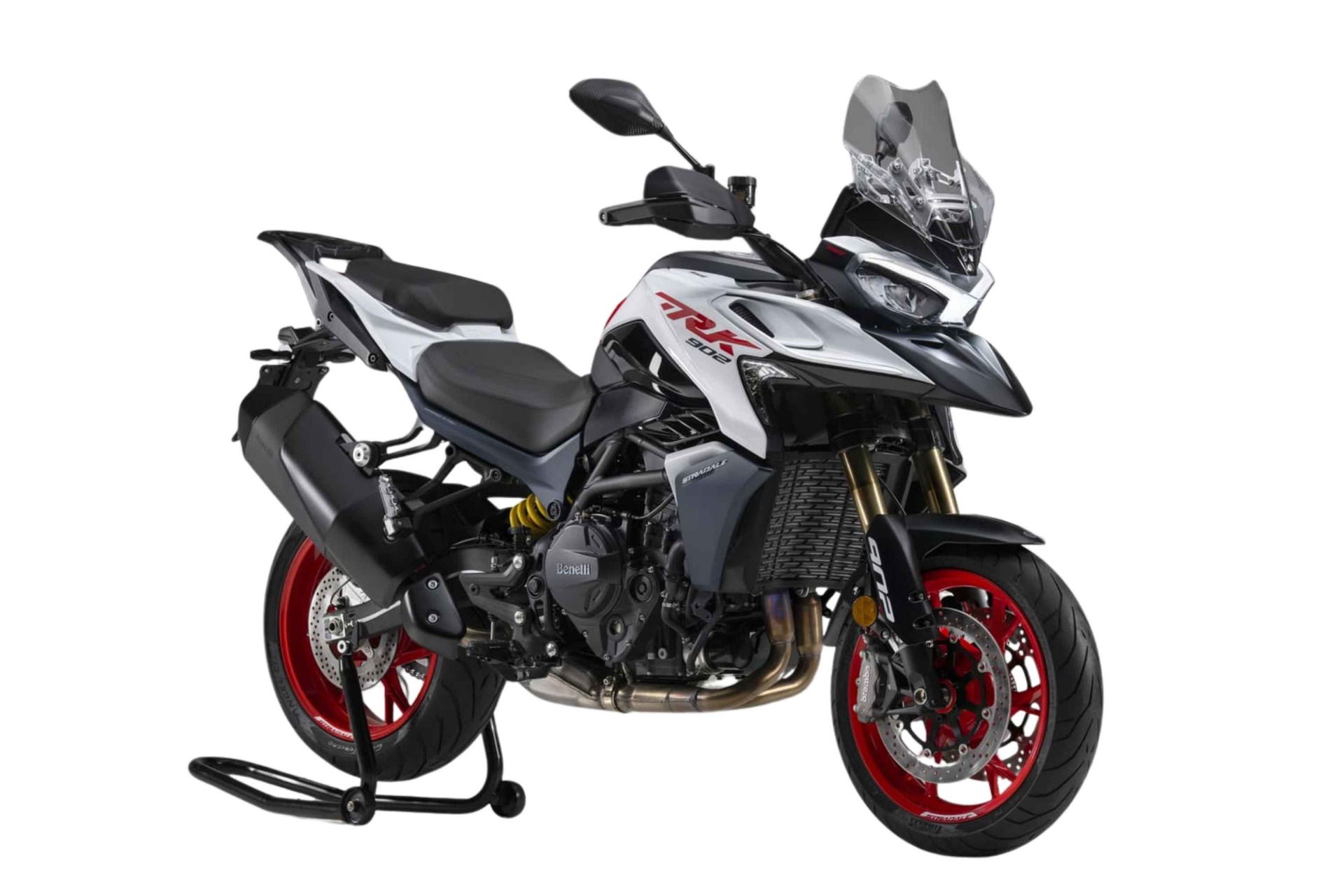 Valkoinen ja musta Benelli TRK 902 Stradale moottoripyörä, jossa kirkas tuulilasi, punaiset vanteet ja kaksiosainen pakoputkisto.